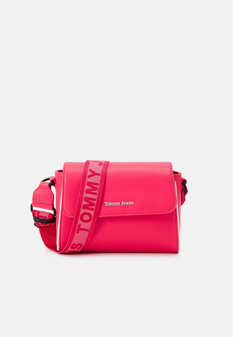Borsa a tracolla rosa con chiusura a patta, dettaglio logo e tracolla a contrasto con la scritta "Tommy Jeans". Materiale sintetico liscio, forma rettangolare.
