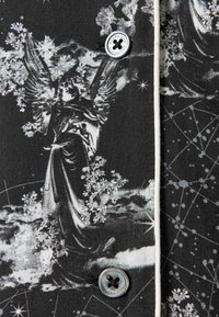 Czarna tkanina z motywem niebieskim, zawierająca wzór anioła, płatków śniegu i wzory geometryczne. Zawiera szary guzik.