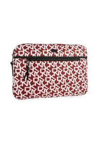 Funda de portátil de color rojo y blanco con un patrón, que lleva el logo de DKNY, con cierre con cremallera y fabricada en un material duradero. Forma rectangular con acentos en negro.
