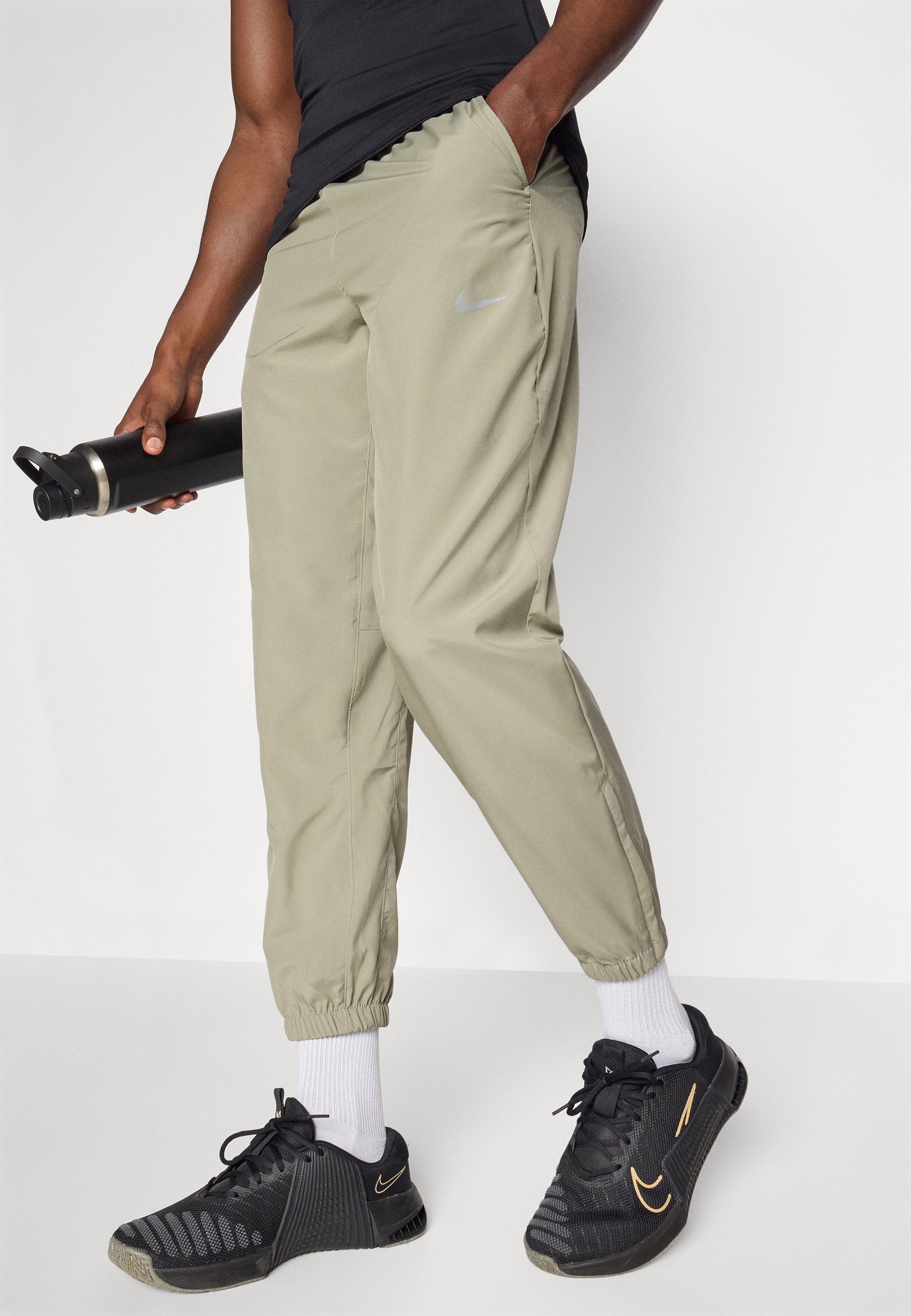 nike cuffed cargo joggers in light stone