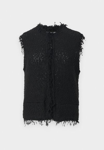 Colete preto sem mangas com um design texturizado e tecido, bordas desfiadas e sem fechos; possui dois bolsos frontais e parte frontal aberta.