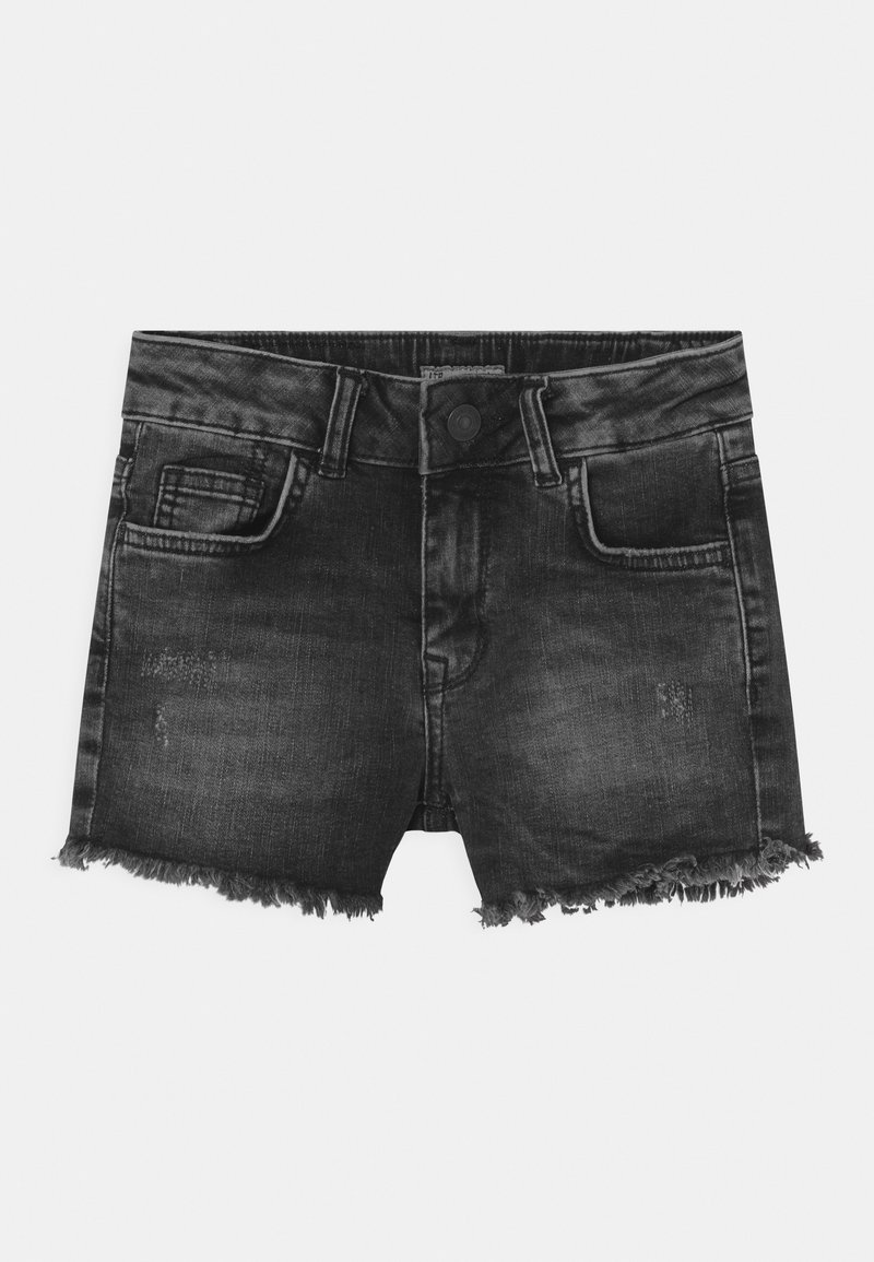 Zwarte denim shorts met rafelige zoom, voorzien van steekzakken aan de voorkant en een knoopsluiting. De textuur oogt gedragen met lichte vervaging.