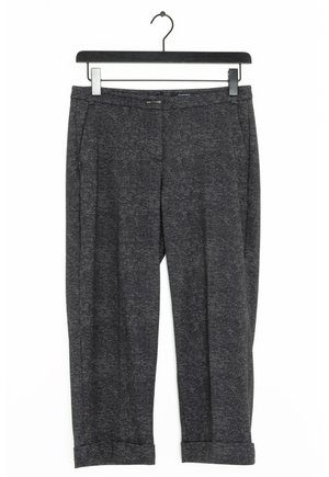 Pantalon gris texturé suspendu à un cintre noir. Comprend des poches latérales et des ourlets roulés à la cheville. Fabriqué en matériau tricoté doux.