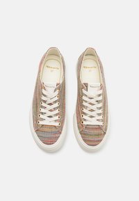 Mångfärgade kanvas sneakers med ett mönstrat ovansida, vita snören och en tjock vit gummisula med en minimalistisk design. Storlek 37.