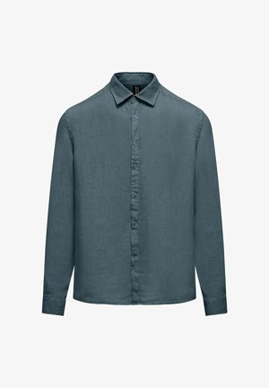 Męska koszula z długim rękawem na guziki w stonowanym niebieskim kolorze, z szpiczastym kołnierzykiem i zapinanymi mankietami, prezentowana na białym tle.