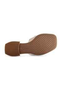 Gabor beige schoen met een gestructureerde bruine rubberen zool, voorzien van een gladde bovenkant en een lage hak, ontworpen voor comfort en stabiliteit.