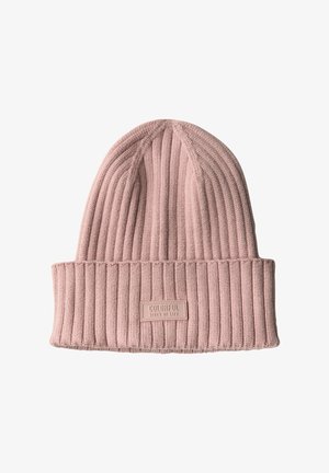 Strikket pink hue med ribbet tekstur, en foldet manchet og et rektangulært logo-patch med teksten "Colorful Sides of Life."