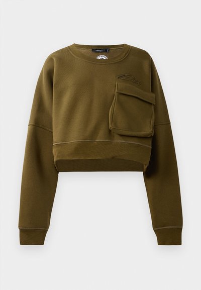 Ελιάς πράσινη κοντή μπλούζα με στρογγυλή λαιμόκοψη, μακριά μανίκια και μπροστινή τσέπη. Διαθέτει υφή υφάσματος και διακριτική λεπτομέρεια λογότυπου.