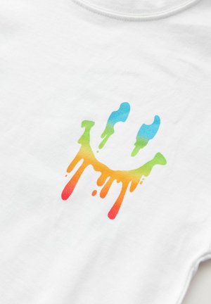 Camiseta blanca de algodón con un diseño de huellas de mano coloridas en tonos degradados de azul, verde, amarillo y rojo, con detalles de goteo.