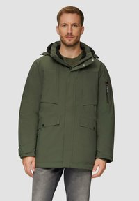 Grüne wasserdichte Parka mit Kapuze, mehreren Fronttaschen, einer Reissverschlusstasche am Arm und mittellangem Schnitt. Aus glattem Gewebe gefertigt.