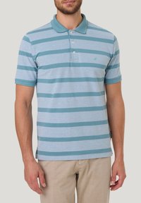 Lichtblauw polo shirt met donkergroene horizontale strepen, korte mouwen en een puntige kraag. Heeft een drieknoopsluiting en een logo-detail.