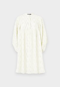 Vestido branco com gola alta, mangas bufantes longas e padrão zig-zag. Feito de tecido texturizado com discretos acentos metálicos.