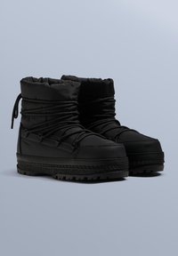 Czarne, ocieplane buty z zaokrąglonym noskiem, ocieplanym wierzchem, elastycznymi sznurowadłami oraz teksturowaną podeszwą zapewniającą przyczepność. Wzmocnione szwy i wodoodporny materiał.