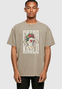 Merchcode FRIDA KAHLO LETTERING ACID WASHED HEAVY OVERSIZE TEE - Marškinėliai su spaudiniu - darkkhaki