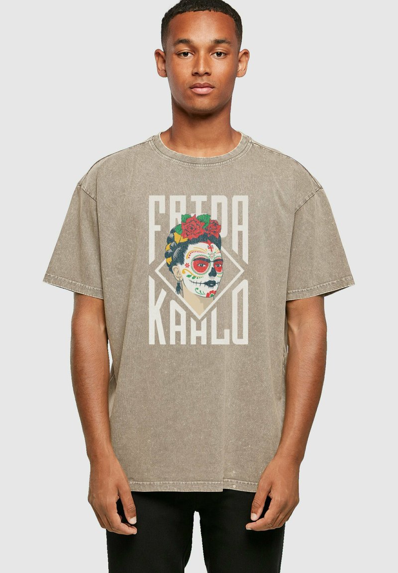 Merchcode FRIDA KAHLO LETTERING ACID WASHED HEAVY OVERSIZE TEE - Marškinėliai su spaudiniu - darkkhaki