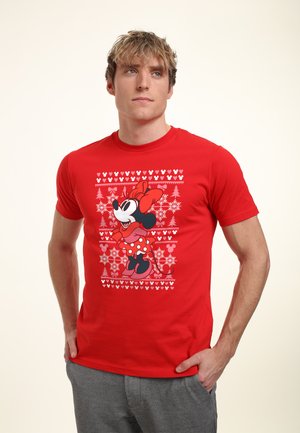 Camiseta de algodón roja con un diseño estampado de Minnie Mouse, corazones blancos y árboles de Navidad. Manga corta y corte clásico.