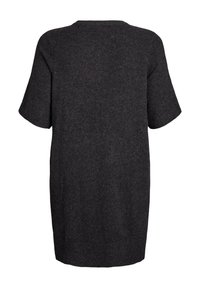 Tamsiai pilkas per didelis megztinis su trumpomis rankovėmis, minkšta tekstūra, megzto rašto ir tiesaus kirpimo su šiek tiek ilgesne nugara.