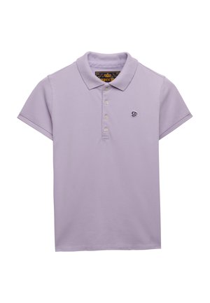 Lys lilla kortærmet polo med krave, fire knapper og lille broderet logo på venstre bryst.