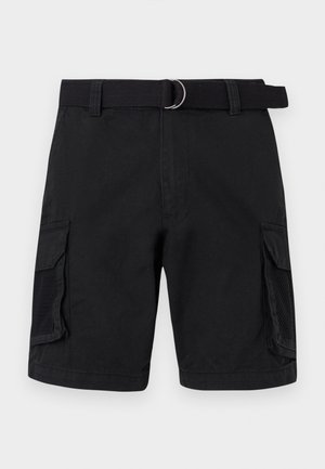 Sorte cargoshorts med sidelommer med klaff og mesh-paneler, med matchende svart stoffbelte med dobbeltringsspenne.