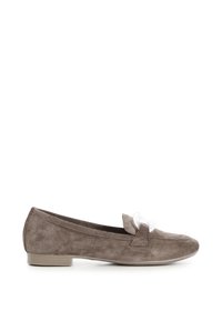 Scarpa piatta in suede grigia con punta arrotondata, caratterizzata da una fascia decorativa e un accento trasparente sulla tomaia. Tacco basso e di colore uniforme.