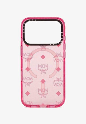 Pink gennemsigtigt telefondæksel med gentaget MCM-logo mønster og et rundt grebsdesign i midten, sort kameraklip mærket CASETiFY.
