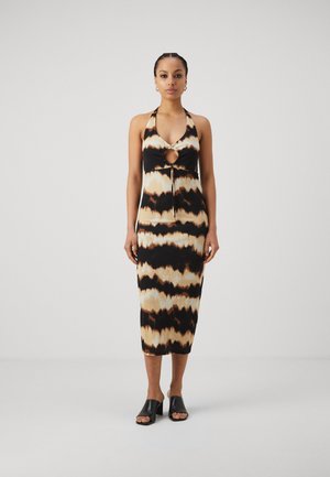 Halter-neck midi-kjole med åpning, i et tie-dye mønster av svart og beige. Myk, elastisk stoff med en tettsittende silhuett.