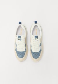 Baskets de sport blanches et bleues en tissu et matériau synthétique, avec une tige bleue texturée, des lacets blancs unis et un col rembourré.