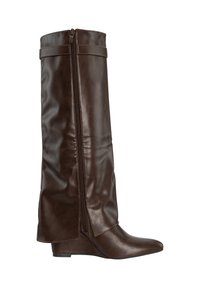 Wysoki ciemnobrązowy skórzany botek na koturnie z bocznym zamkiem błyskawicznym i ozdobnym paskiem u góry, z lekkimi zmarszczkami na cholewce.