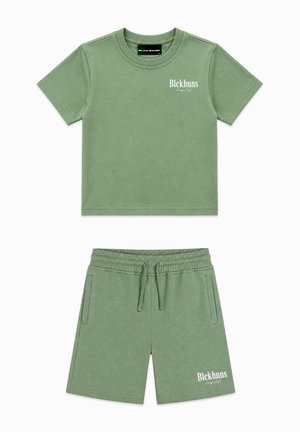 Groen set van een t-shirt met korte mouwen en bijpassende shorts met een elastische tailleband en wit "Blckbnns" logo op de borst en shorts.