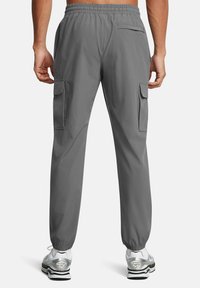 Graue Cargo-Hosen mit elastischem Bund, zwei seitlichen Taschen und einer Gesäßtasche, aus glattem Stoff mit schmal zulaufenden Bündchen.