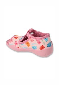 Różowe sandały z teksturowaną cholewką z materiału oraz wielokolorowym wzorem żelkowych misiów, z bezpiecznym paskiem i elastyczną gumową podeszwą.
