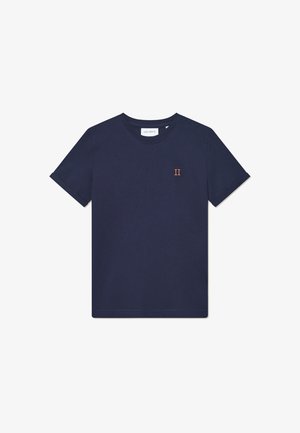 Marineblaues Baumwoll-T-Shirt mit Rundhalsausschnitt. Mit einer gestickten orangefarbenen "II" auf der Brust. Kurze Ärmel, klassischer Schnitt.