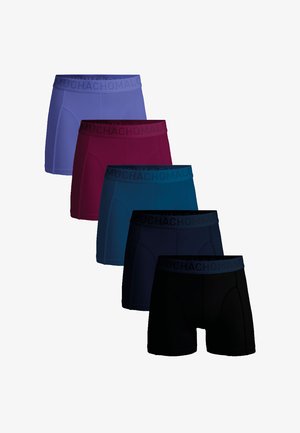Öt darabos boxer alsónemű csomag: világos lila, bordó, türkiz, sötétkék és fekete színekben. Simaságot biztosító anyagból készült, "MUCHACHOMALO" logóval a derékrészen.