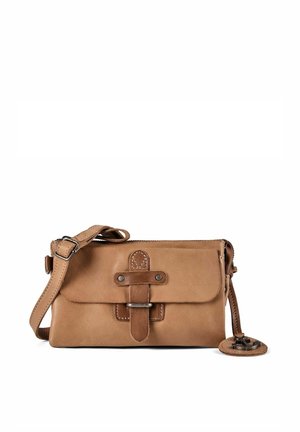 Borsa a tracolla in pelle marrone chiaro con patta frontale, cinturino con fibbia, tracolla regolabile e targhetta rotonda in pelle con dettaglio metallico.