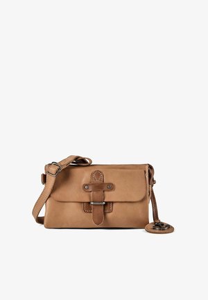 Sac bandoulière en cuir marron clair avec rabat avant, sangle à boucle, sangle d'épaule réglable et étiquette ronde en cuir avec détail métallique.