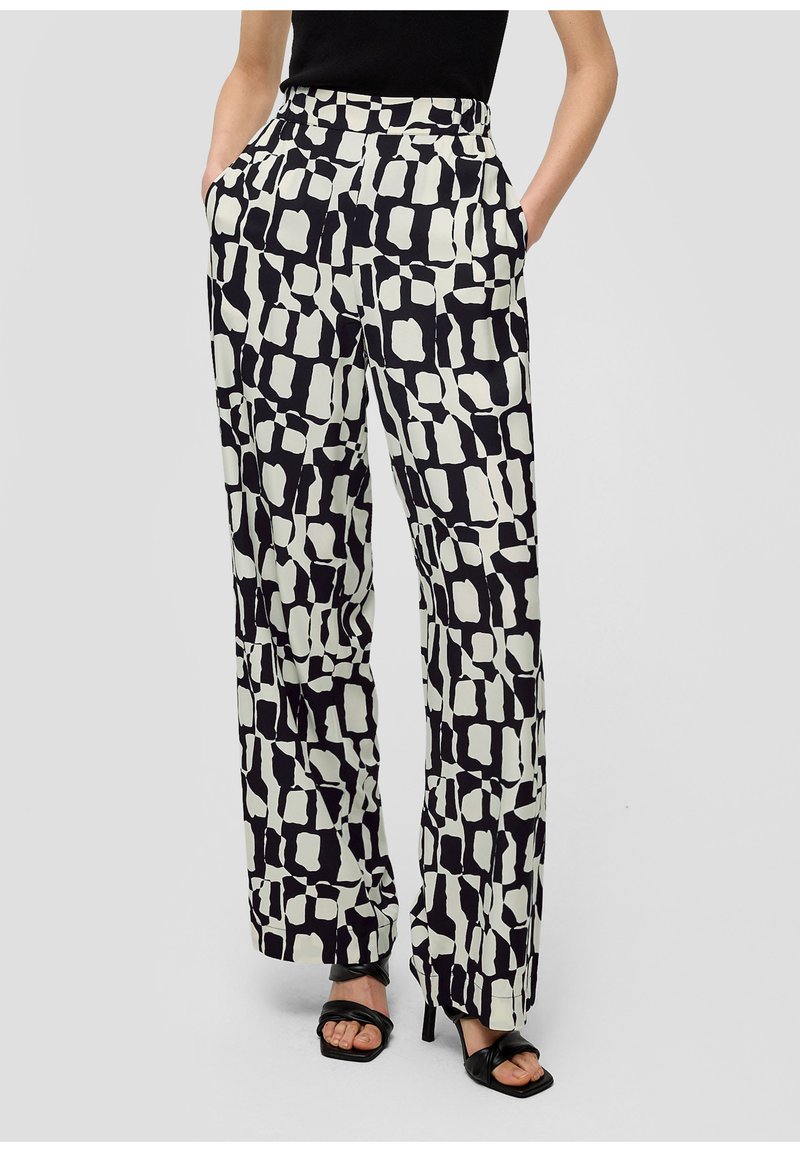 Pantalons à jambe large avec un motif abstrait noir et blanc. Fabriqués en tissu léger, comportant des poches latérales et une texture lisse.