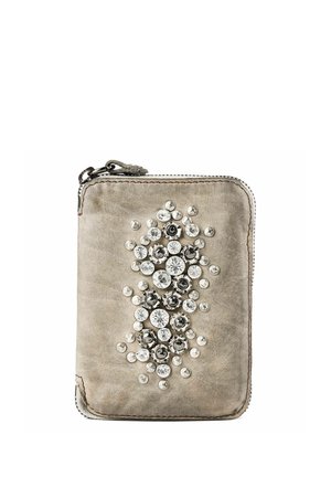Kleine beige Lederbrieftasche mit Reißverschluss und zentralem Cluster aus klaren und schwarzen dekorativen Nieten auf der Vorderseite.