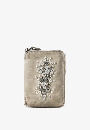 Kleine beige Lederbrieftasche mit Reißverschluss und zentralem Cluster aus klaren und schwarzen dekorativen Nieten auf der Vorderseite.