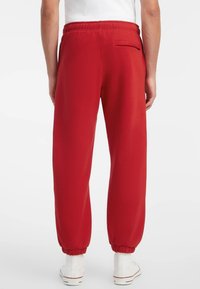Guess Jeans AMERICAN TRADITION JOGGER - Donji dijelovi trenirke - rot