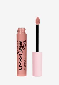 NYX Lip Lingerie XXL w miękkim różowym opakowaniu, z czarną aplikatorem o stożkowym końcu, idealnym do precyzyjnego nakładania na usta.