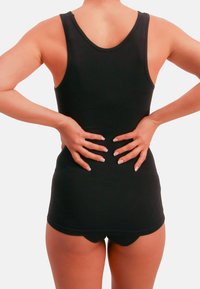 Canottiera sportiva nera con design a incrocio sulla schiena, realizzata in materiale liscio ed elastico. La vestibilità è aderente al corpo, senza cuciture visibili.