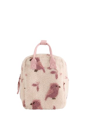 Kleiner rechteckiger Rucksack mit pinken Griffen, überzogen mit weichem Fleece-Stoff mit dunkelrosa Vogelmustern und einem seitlichen Reißverschluss.