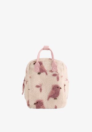 Kleiner rechteckiger Rucksack mit pinken Griffen, überzogen mit weichem Fleece-Stoff mit dunkelrosa Vogelmustern und einem seitlichen Reißverschluss.