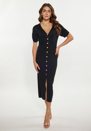 Rochie neagră cu nasturi, cu decolteu adânc în V, mâneci scurte, fante frontale și nasturi aurii. Textură netedă și design lungime până la gleznă.