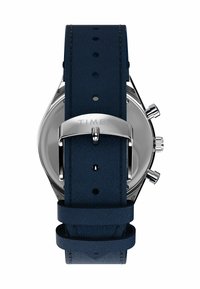 Orologio Timex con cassa argentata e cinturino in pelle blu. Il cinturino presenta una finitura testurizzata e diversi fori di regolazione. Chiusura a fibbia standard.