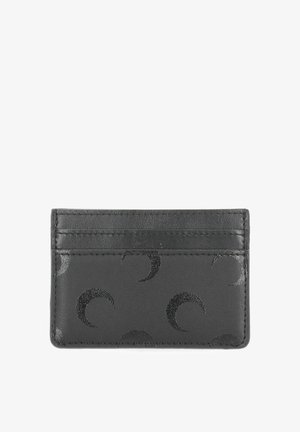 Porta carte in pelle nera con motivi a mezzaluna in rilievo e tre fessure superiori per carte, mostrato su sfondo bianco.