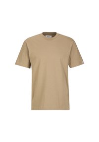 Camiseta de cuello redondo color beige hecha de algodón, con mangas cortas y un pequeño logo en la manga izquierda. Textura suave y corte recto.