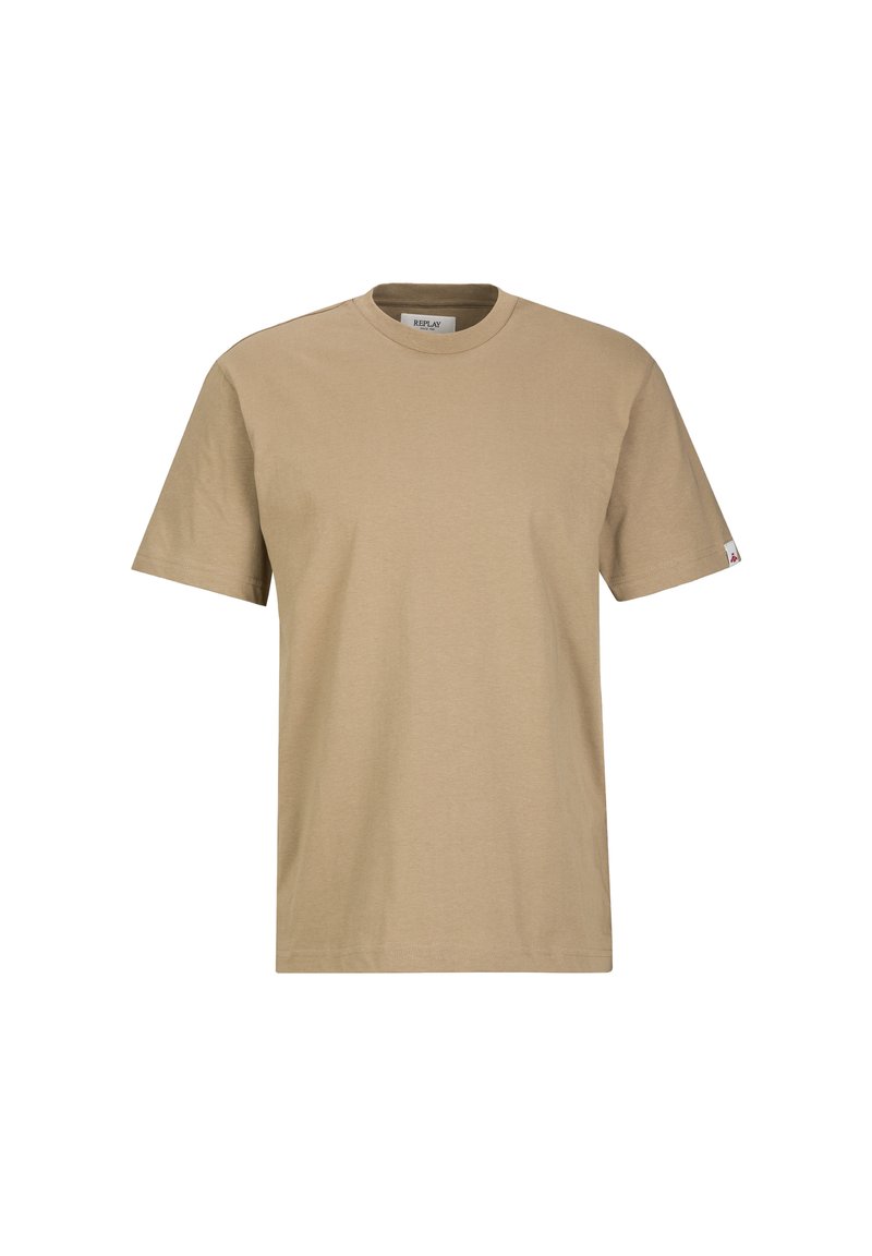Camiseta de cuello redondo color beige hecha de algodón, con mangas cortas y un pequeño logo en la manga izquierda. Textura suave y corte recto.