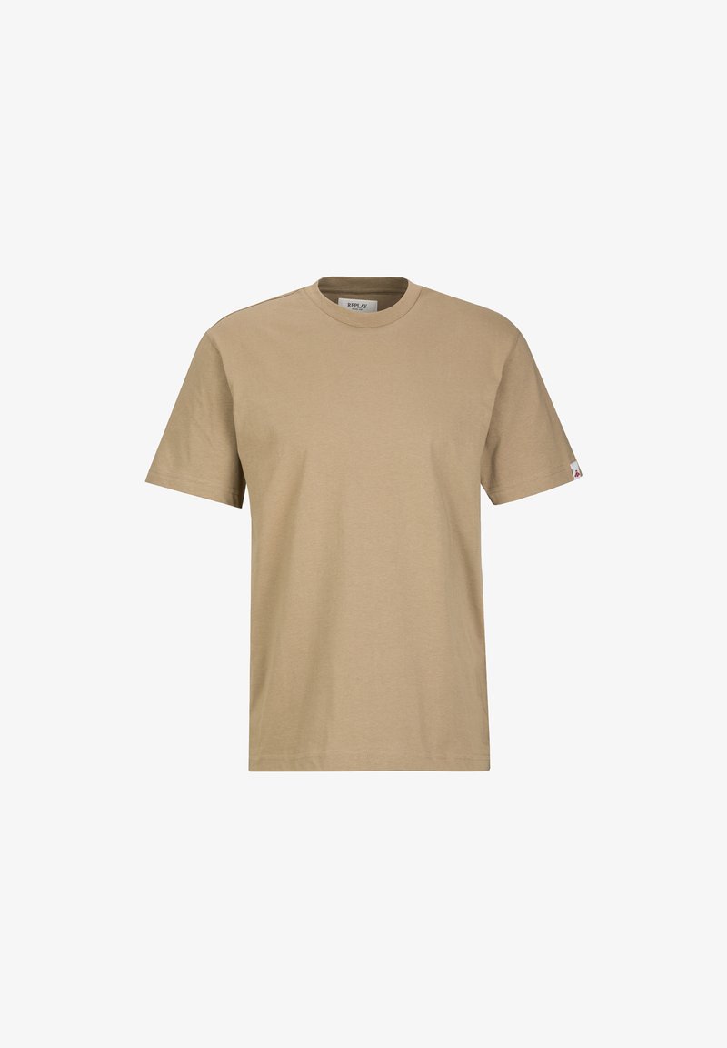 Camiseta de cuello redondo color beige hecha de algodón, con mangas cortas y un pequeño logo en la manga izquierda. Textura suave y corte recto.