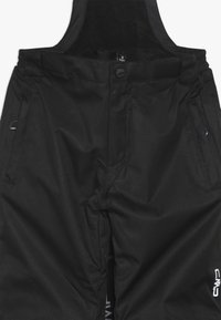 Schwarze isolierte Schneehose mit Trägern, Seitentaschen, vorderem Knopf und "CMP"-Logo am rechten Bein.